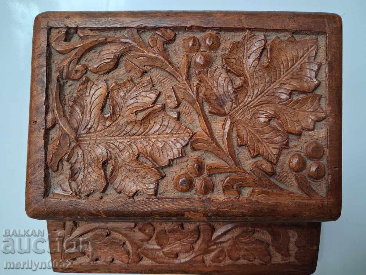 Παράδοση Παλιό ξύλινο κουτί καρυδιάς με σκαλιστά σχέδια για κοσμήματα, κόσμημα, στολίδι