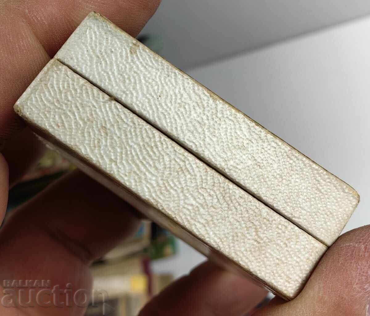 Livrarea CUTIE FOARTE VECHE REGALĂ (SAU IMPERIALĂ) Livrarea CUTIE FOARTE VECHE REGALĂ (SAU IMPERIALĂ)