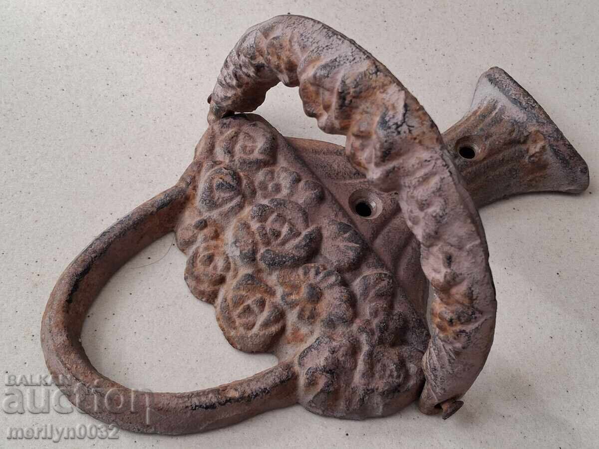 Delivery of Old door knocker, embossed cast iron, WORKS