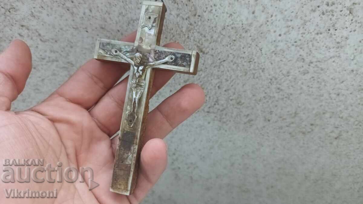 Cruce din sidef, argintată, lemn de măslin cu preț 110.00 BGN | € 56.24 Cruce din sidef, argintată, lemn de măslin cu preț 110.00 BGN | € 56.24