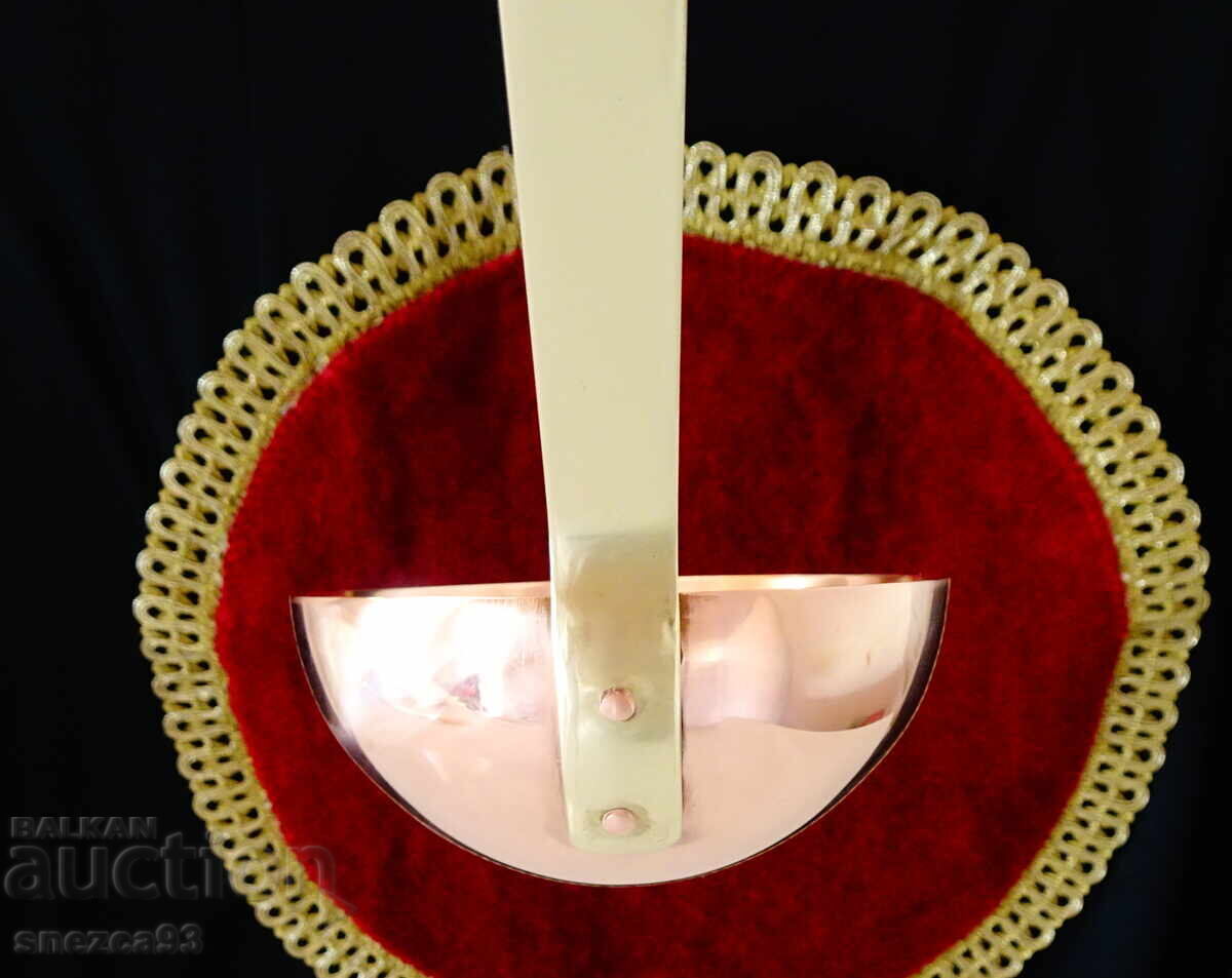 Auction  Large copper ladle, pure red honey