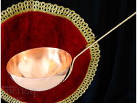 Lingură mare de cupru, miere roșie curată