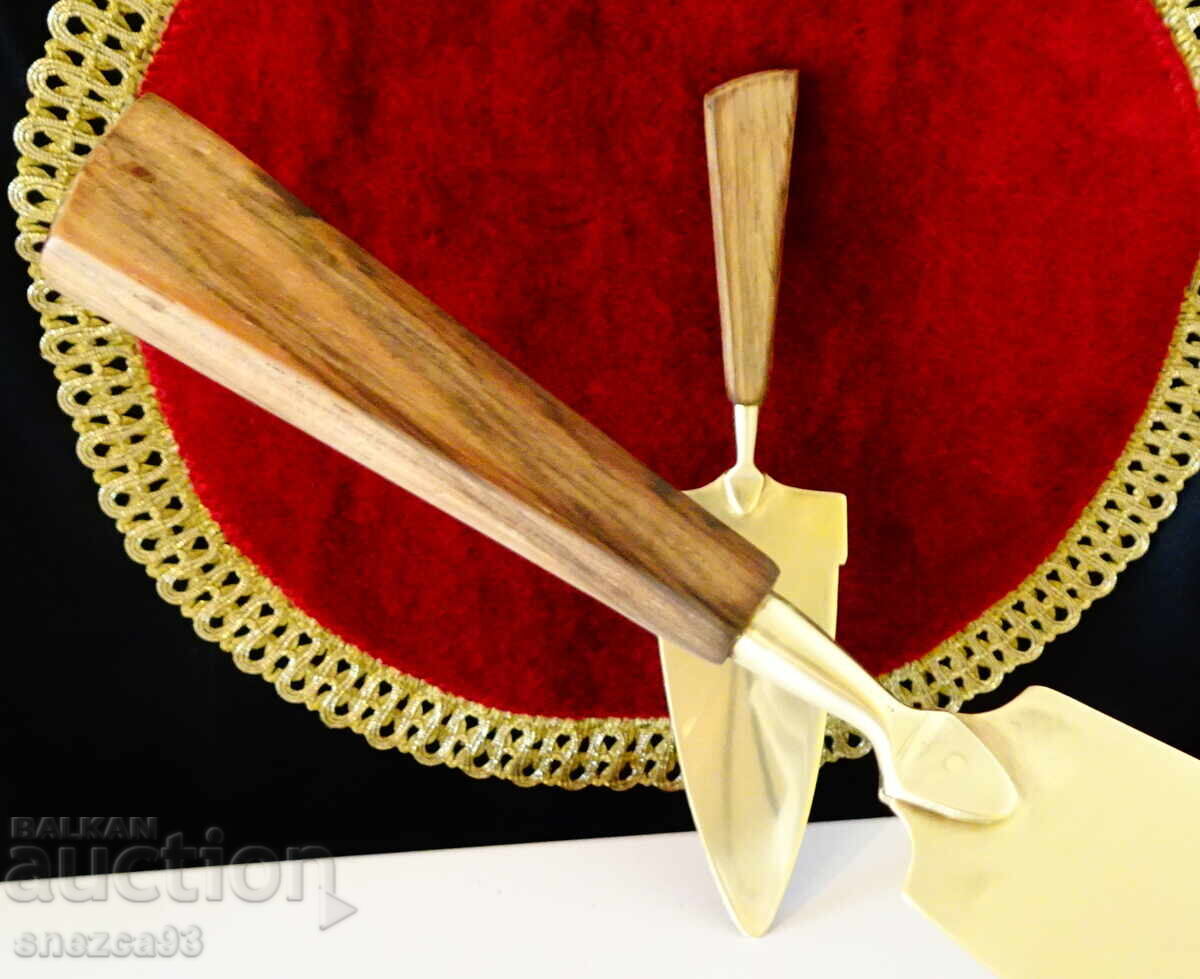 Δημοπρασία Χάλκινη σπάτουλα και μαχαίρι για τούρτα, σερβίτσια για τούρτα Δημοπρασία Χάλκινη σπάτουλα και μαχαίρι για τούρτα, σερβίτσια για τούρτα