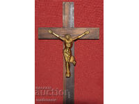 Cruce din lemn, răstignire cu detalii din alamă