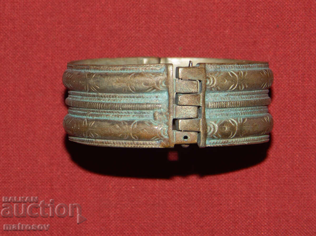 Стара традиционна сребърна гривна накит с цена 170.00 лв. | € 86.92 Стара традиционна сребърна гривна накит с цена 170.00 лв. | € 86.92