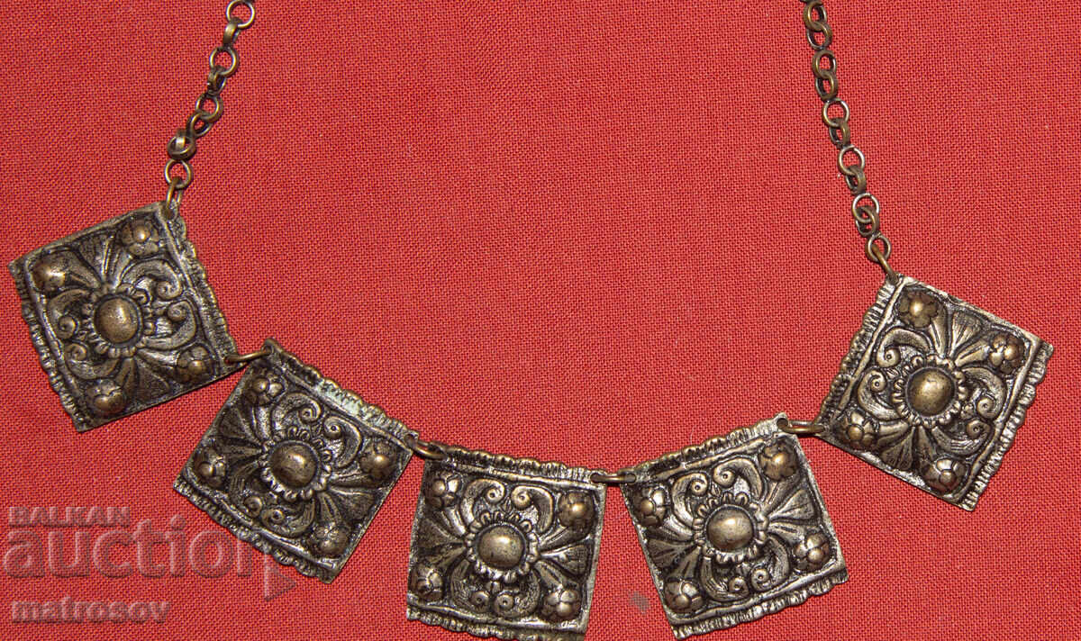 Παράδοση Παλιό παραδοσιακό ασημένιο κολιέ