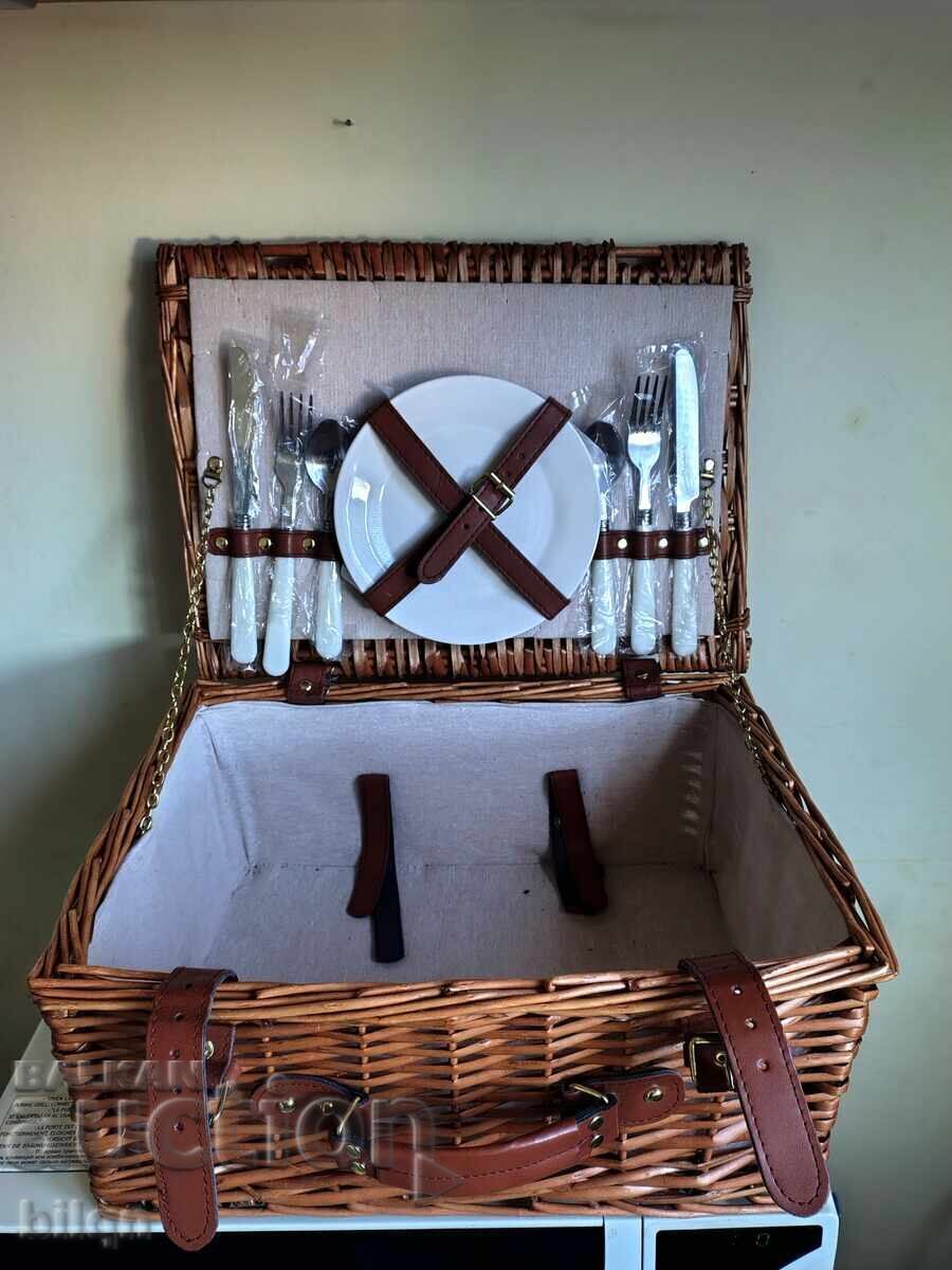 Great Rattan Picnic Basket for Two Great Rattan Picnic Basket for Two