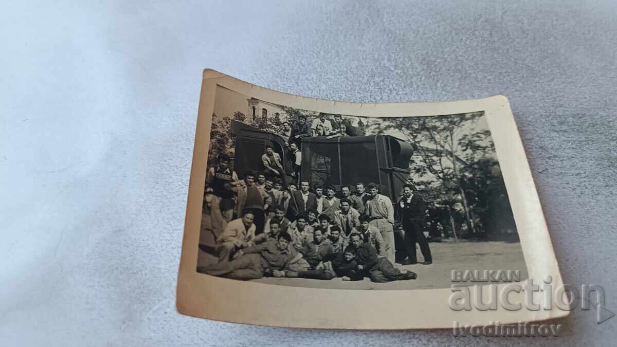 Φωτογραφία Νέοι άνδρες με καινούργιο μηχάνημα Φωτογραφία Νέοι άνδρες με καινούργιο μηχάνημα