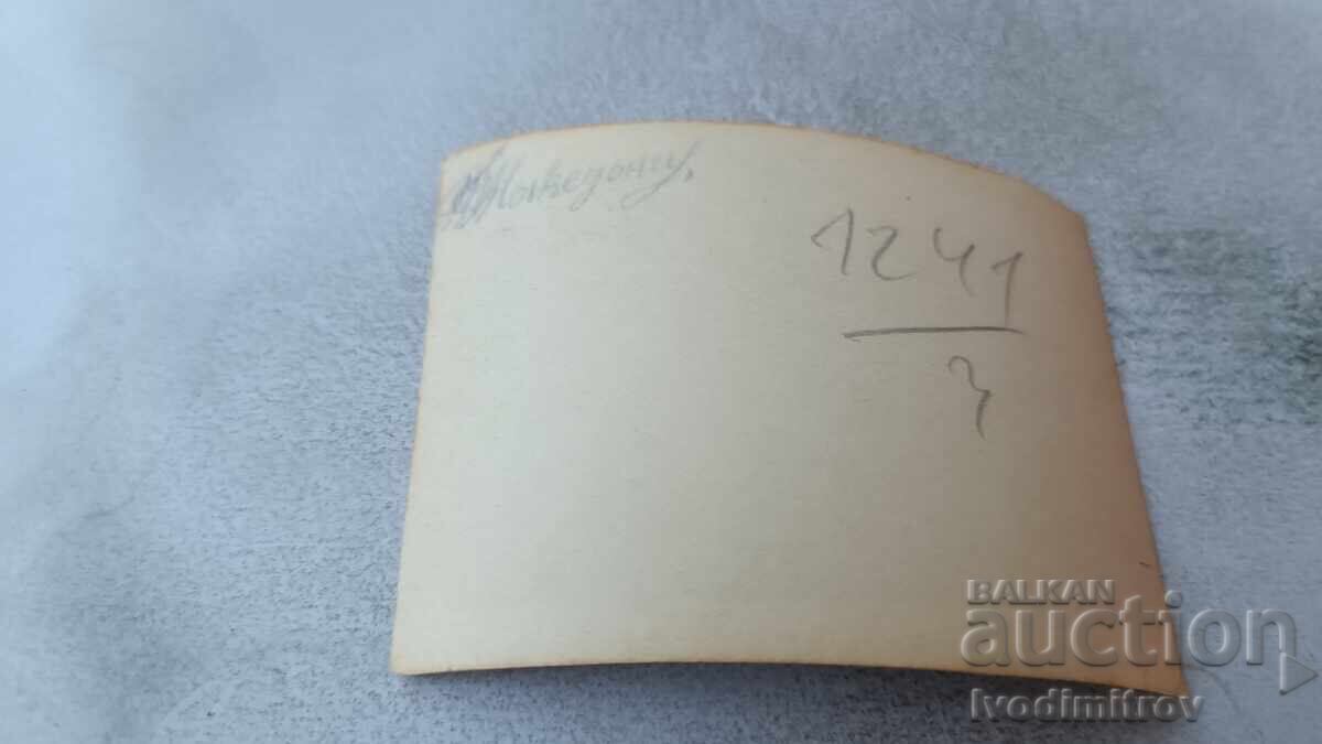 Снимка Млади мъже с нова машина с цена 1.85 лв. | € 0.95 Снимка Млади мъже с нова машина с цена 1.85 лв. | € 0.95