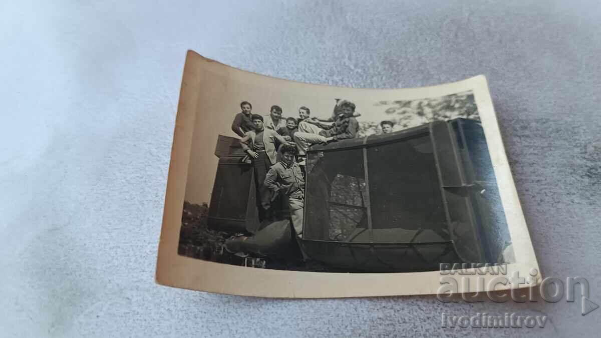 Снимка Млади мъже с нова машина Снимка Млади мъже с нова машина