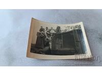 Снимка Млади мъже с нова машина