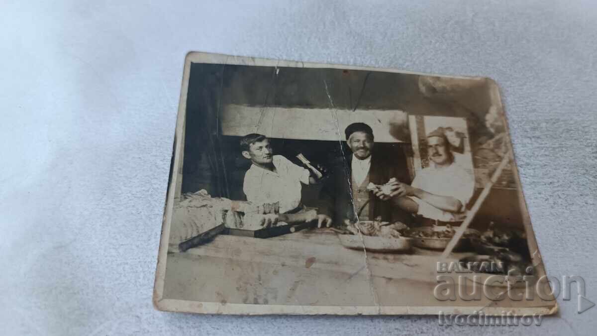 Снимка Трима мъже на по питие