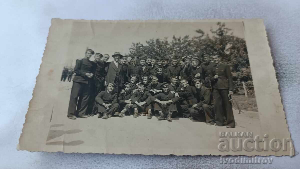 Снимка Ученици със своя учител