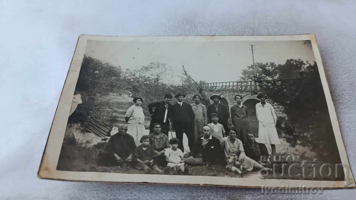 Снимка Мъже жени и деца покрай реката Снимка Мъже жени и деца покрай реката