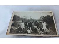 Fotografie Bărbați, femei și copii de-a lungul râului