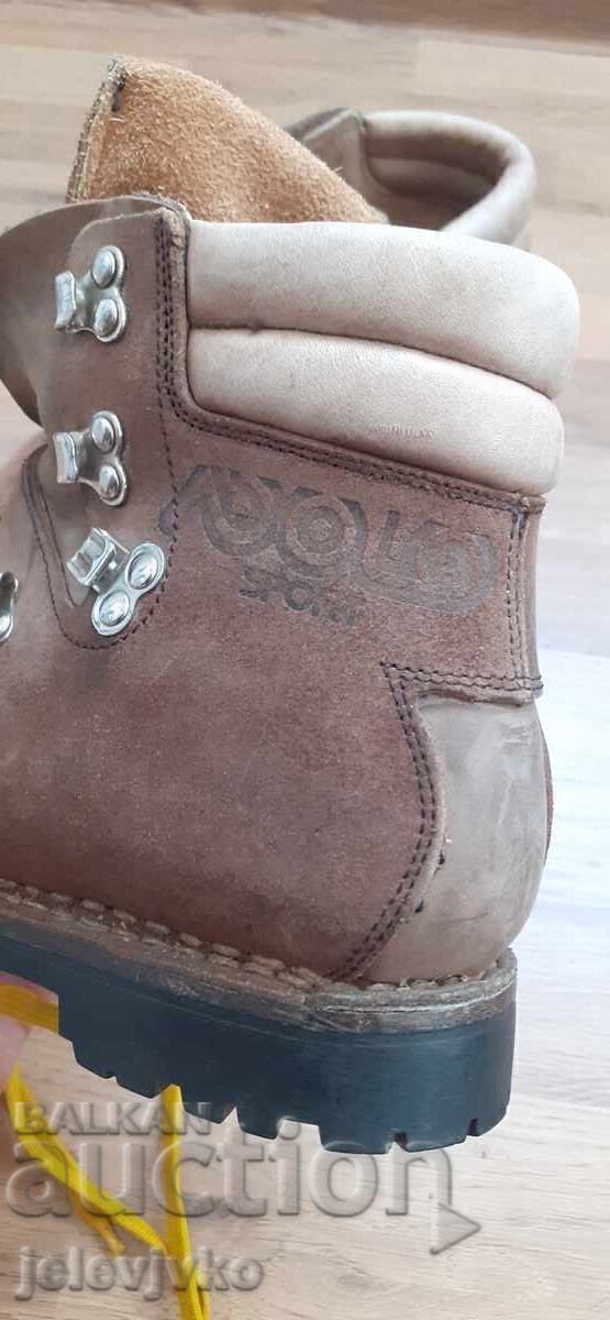 Ghete din piele naturală cu preț € 27.00 | 52.81 BGN Ghete din piele naturală cu preț € 27.00 | 52.81 BGN