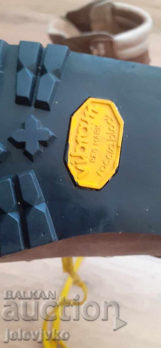 Livrarea Ghete din piele naturală Livrarea Ghete din piele naturală