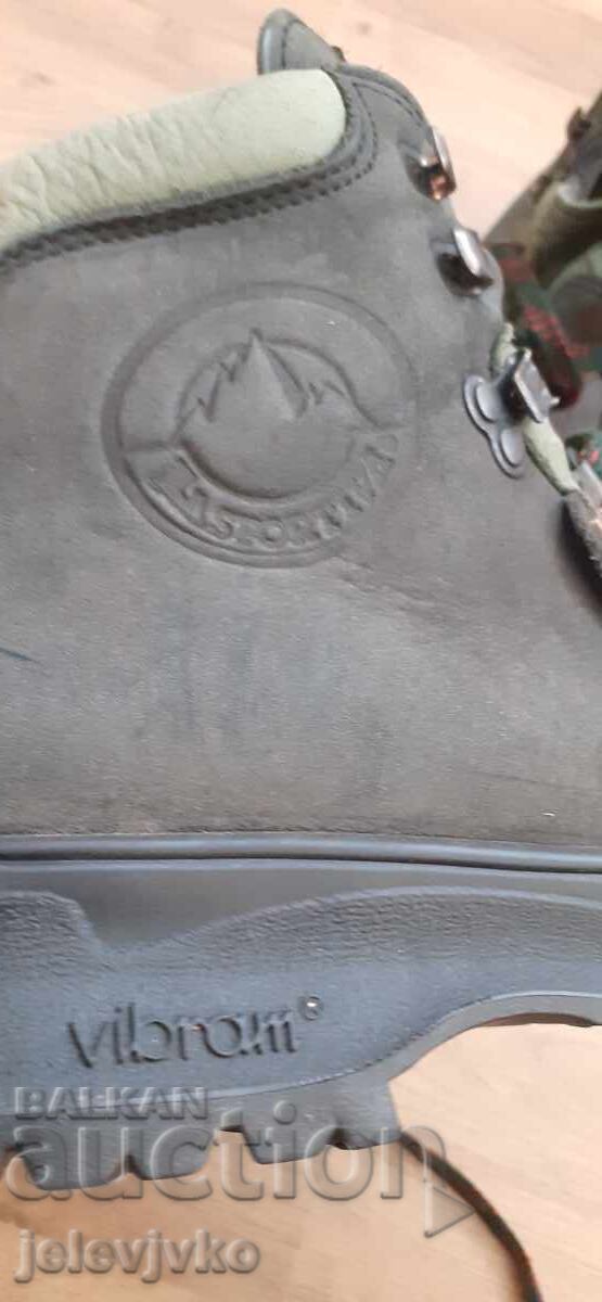 Ghete din piele naturală cu preț 36.00 BGN | € 18.41 Ghete din piele naturală cu preț 36.00 BGN | € 18.41