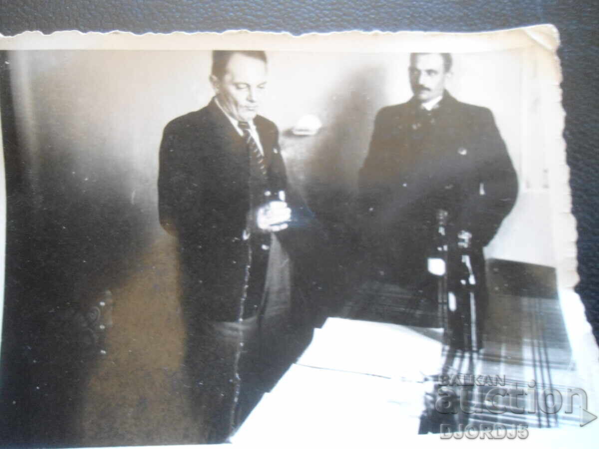 Παλιά φωτογραφία, Φεβρουάριος 1939, Κύριος Τσερμάκ... δοκιμάζει κρασιά Παλιά φωτογραφία, Φεβρουάριος 1939, Κύριος Τσερμάκ... δοκιμάζει κρασιά