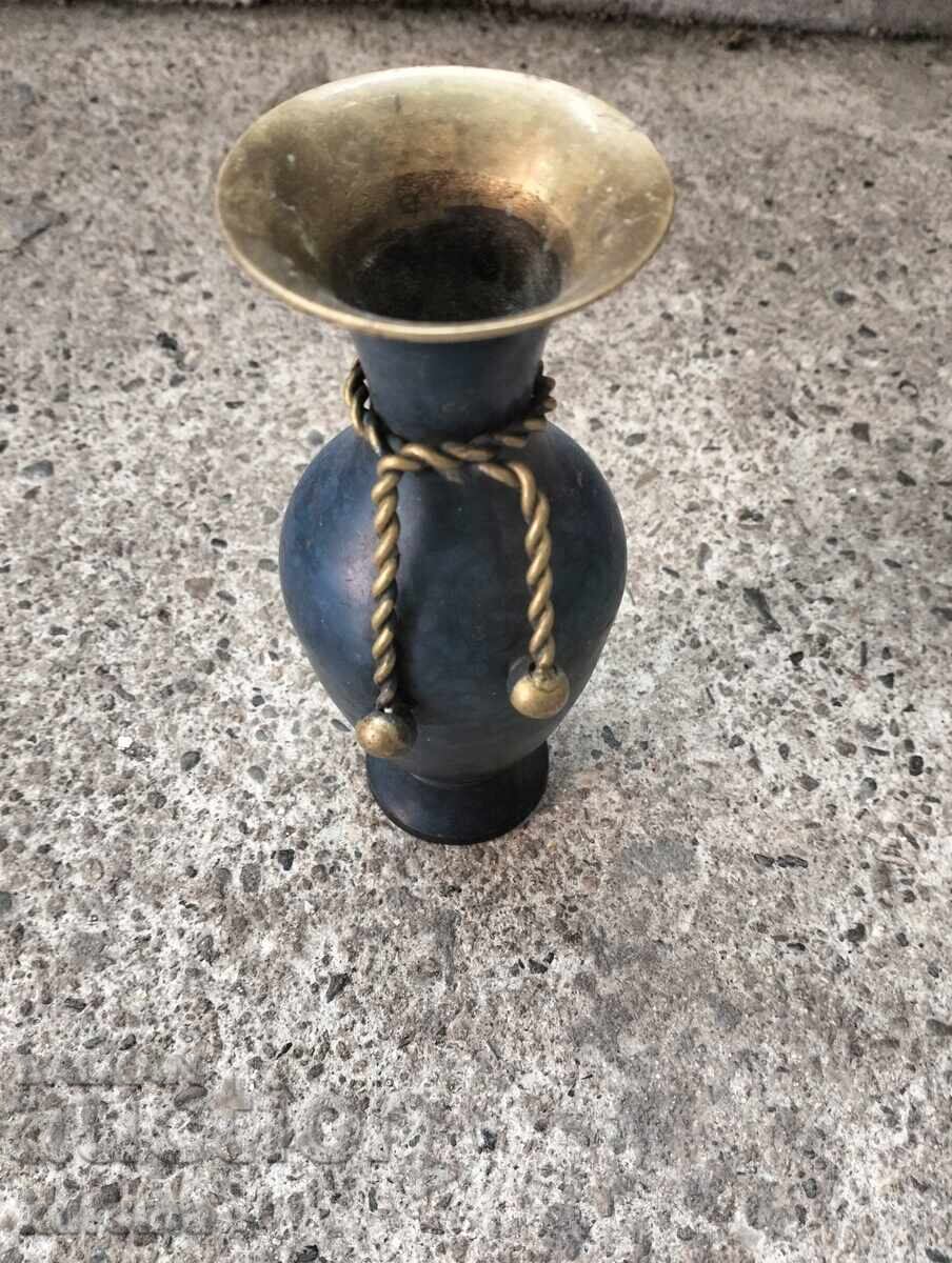 Χάλκινο βάζο