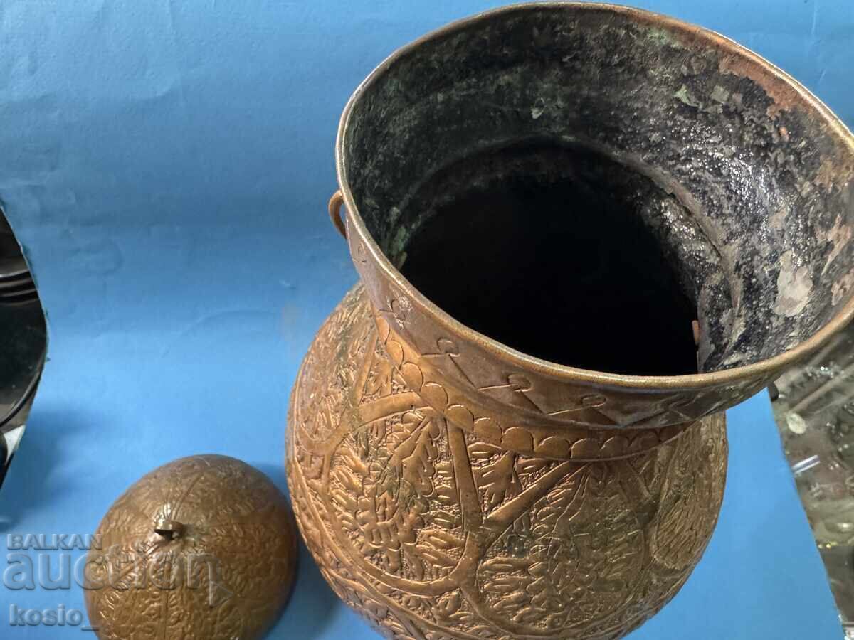 Παράδοση Μεγάλο παλιό χάλκινο δοχείο νερού Παράδοση Μεγάλο παλιό χάλκινο δοχείο νερού