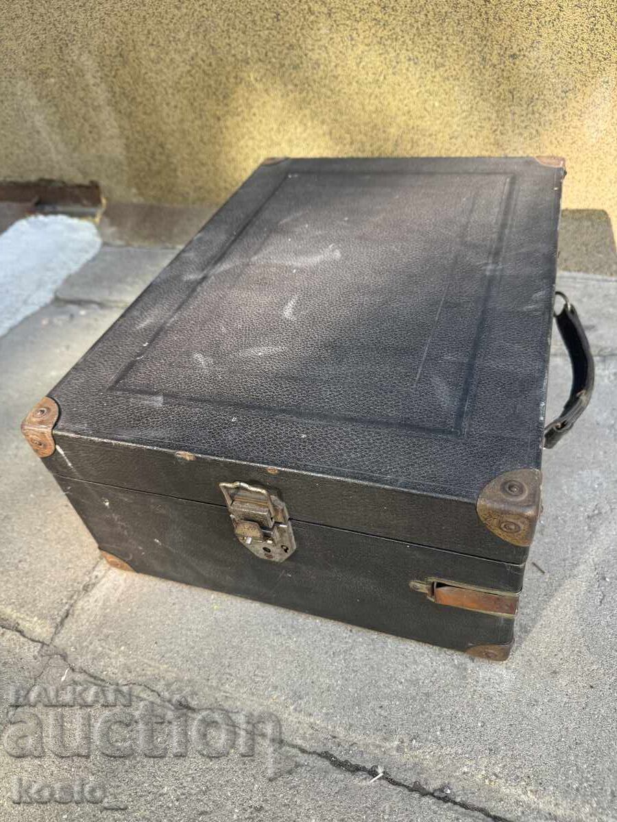 Delivery of Zenith Hand-Crank Gramophone Delivery of Zenith Hand-Crank Gramophone