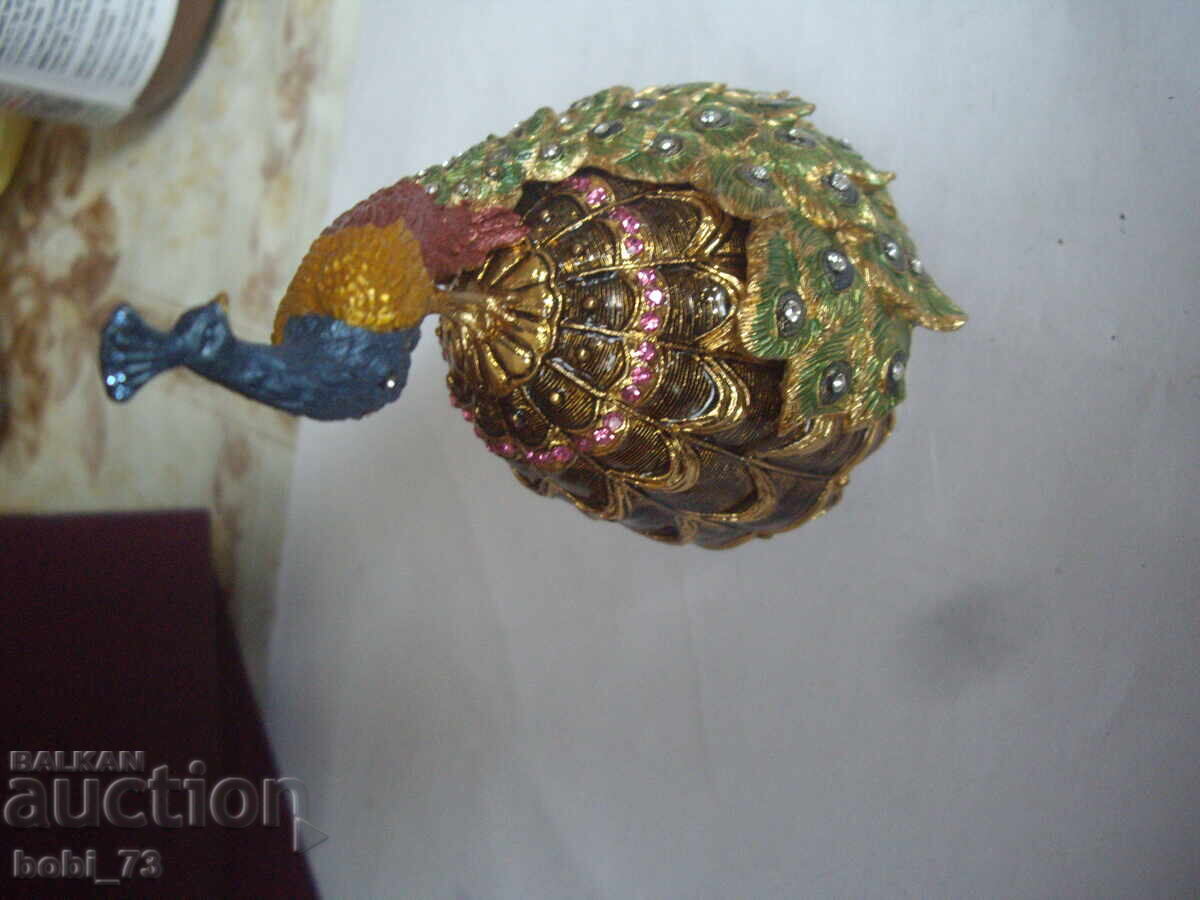 Εξαιρετικά όμορφο και στιβαρό ειδώλιο για αυγό