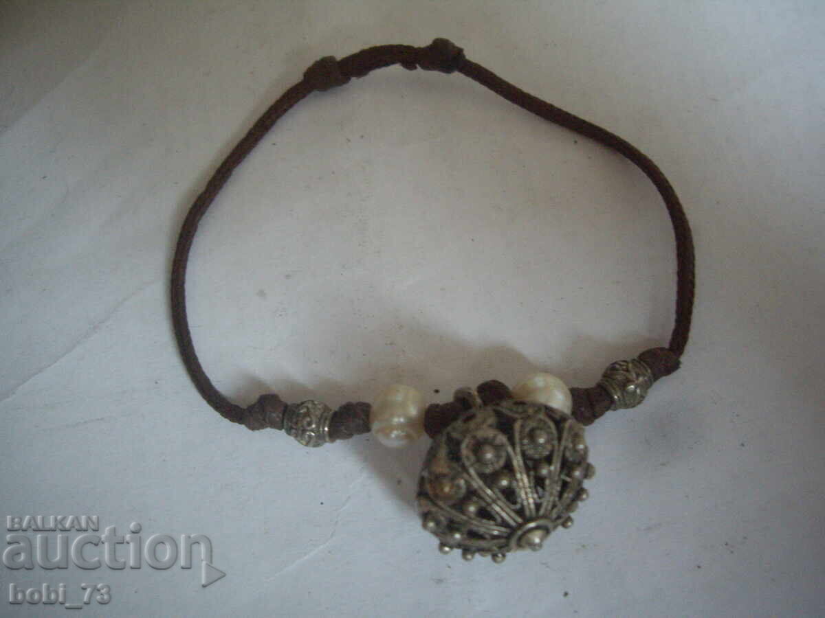 Very interesting filigree leather bracelet Very interesting filigree leather bracelet