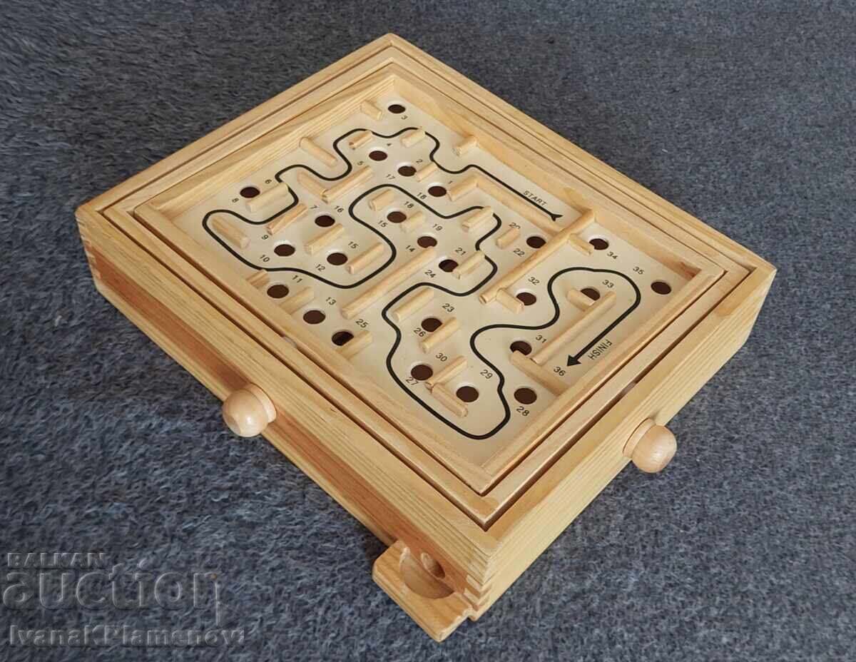 Auction Wooden labyrinth game, excellent Auction Wooden labyrinth game, excellent