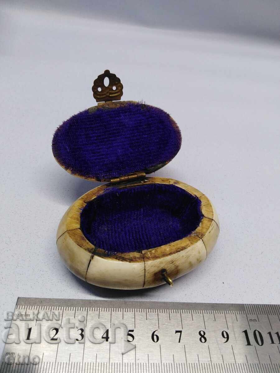 OLD CAMEL BONE JEWELRY BOX with price 20.00 BGN | € 10.23