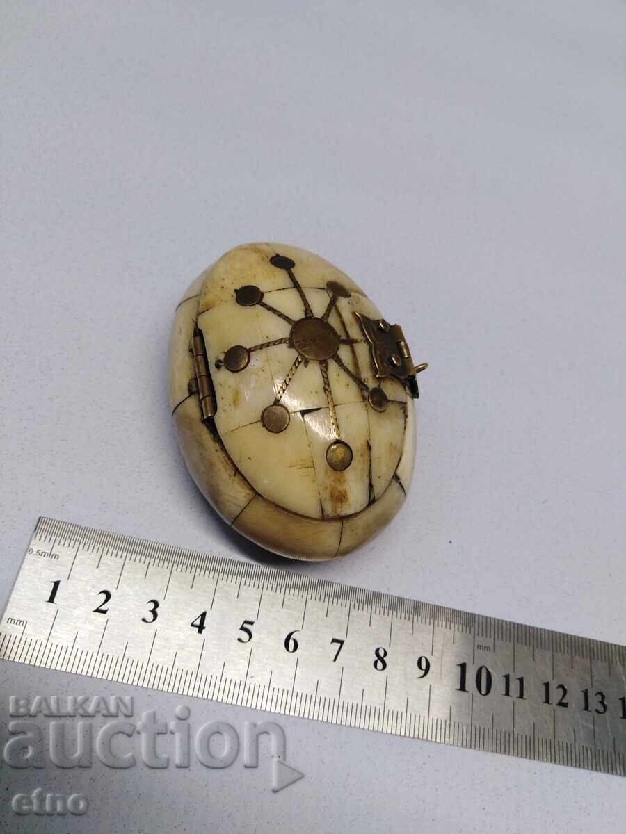 Auction  OLD CAMEL BONE JEWELRY BOX