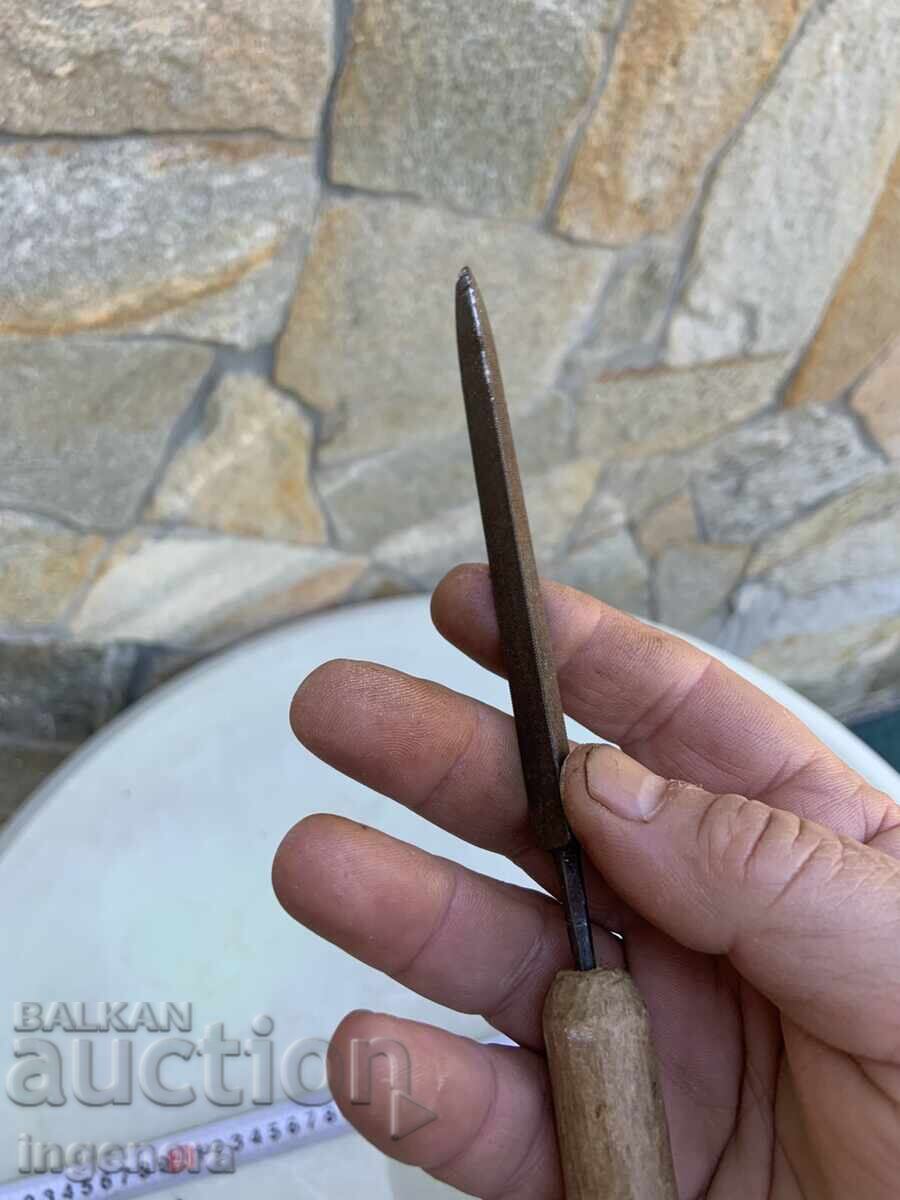 FERĂSTRĂU FIN TRIUNGHIULAR PENTRU MESTEȘUGARI cu preț 12.00 BGN | € 6.14 FERĂSTRĂU FIN TRIUNGHIULAR PENTRU MESTEȘUGARI cu preț 12.00 BGN | € 6.14