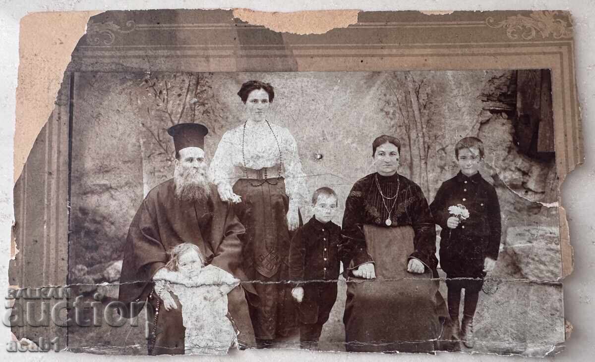 Свещеник със семейството си Свещеник със семейството си