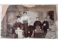 Свещеник със семейството си