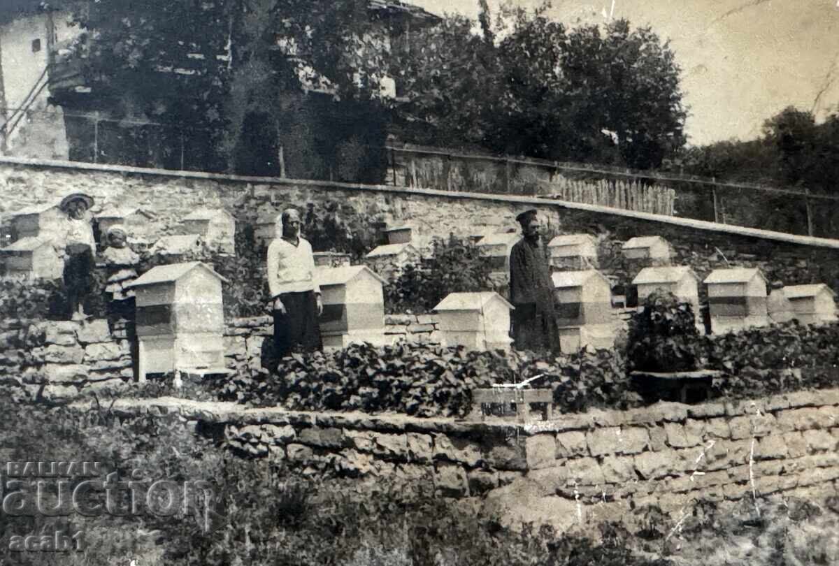 Свещеник в двора на къщата си Кошери