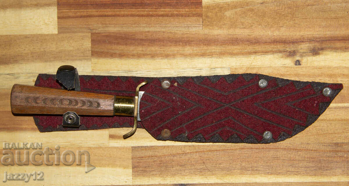 Cuțit de vânătoare vechi, mâner de lemn cu preț 140.00 BGN | € 71.58