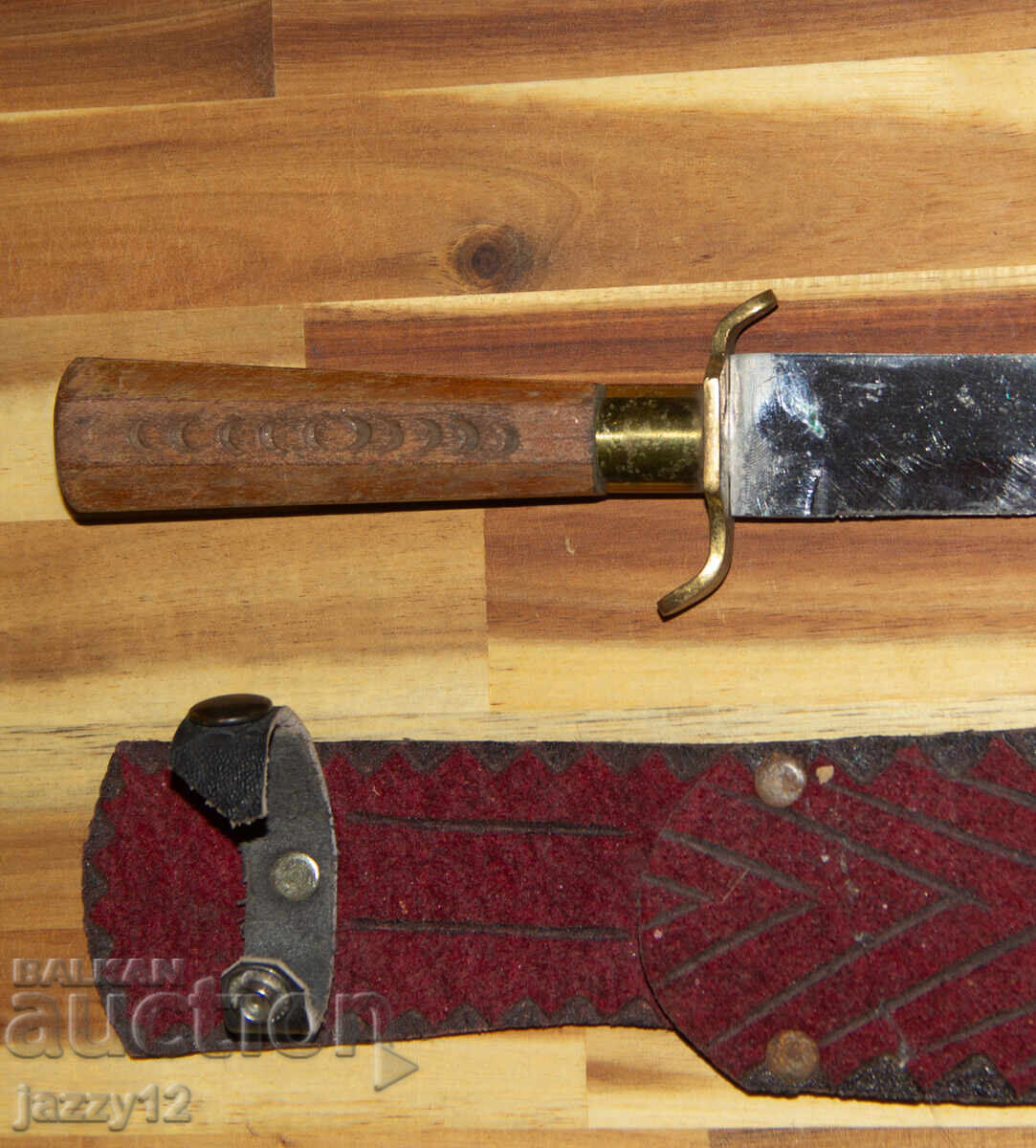 Livrarea Cuțit de vânătoare vechi, mâner de lemn