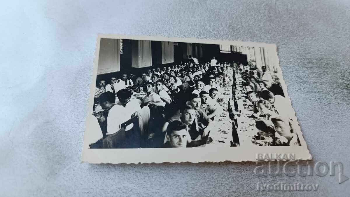 Φωτογραφία Βελιγράδι Άνδρες και γυναίκες σε δεξίωση στο εστ. Αλέξανδρος Α'