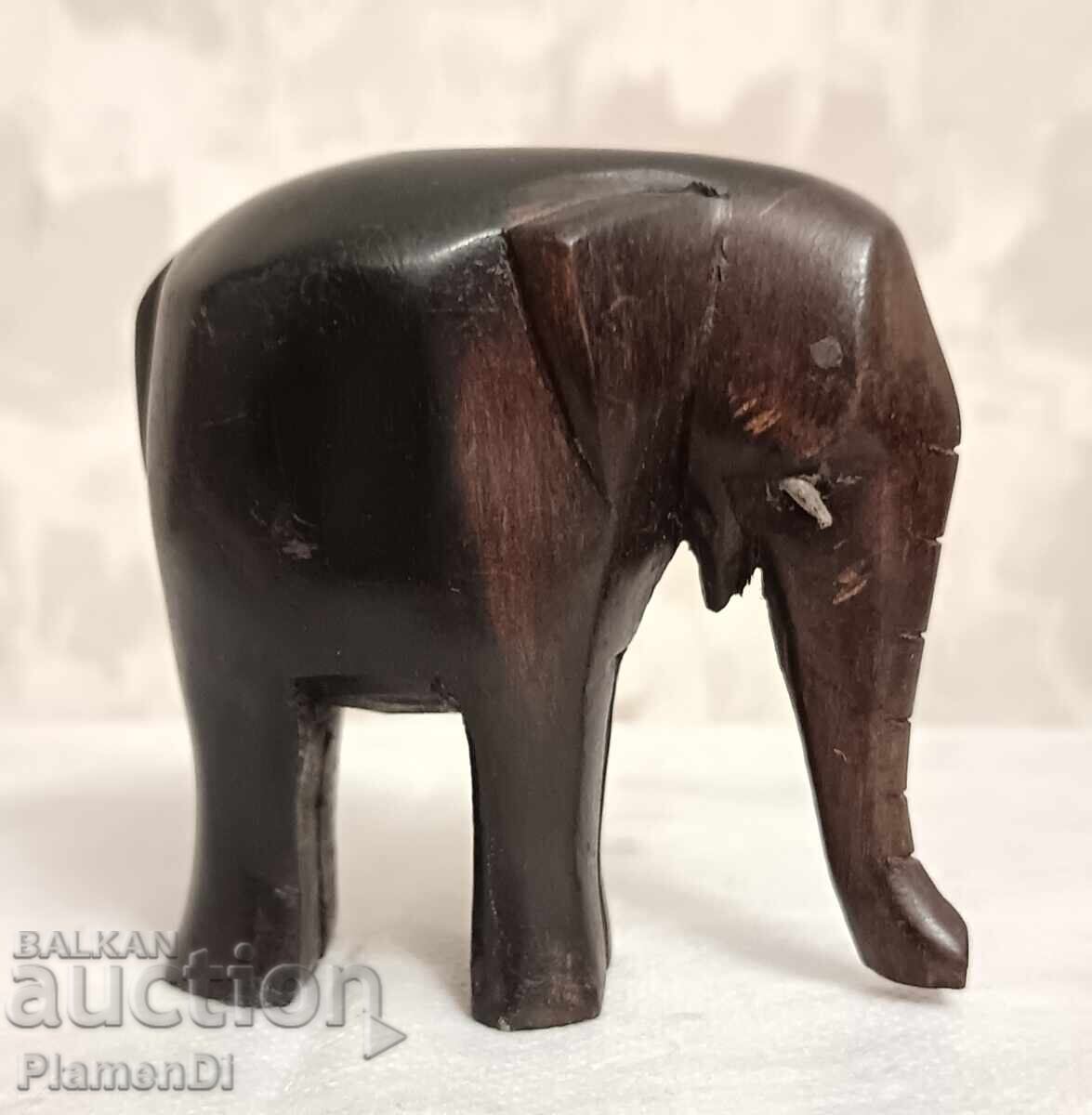 Аукцион Лот от дървени, ръчно резбовани фигурки на слонове. Аукцион Лот от дървени, ръчно резбовани фигурки на слонове.