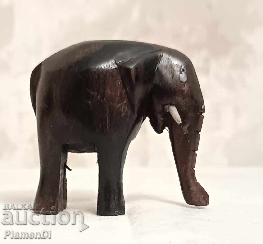 Лот от дървени, ръчно резбовани фигурки на слонове. - 6 Лот от дървени, ръчно резбовани фигурки на слонове. - 6