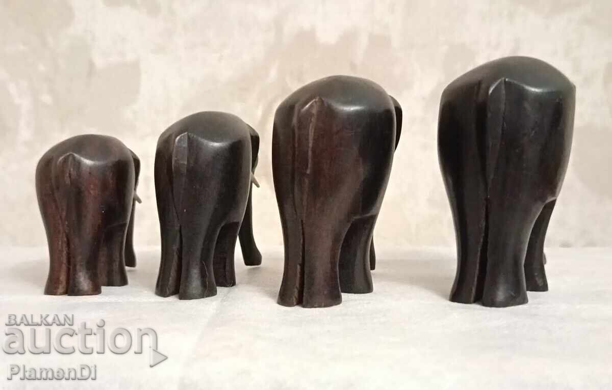 Лот от дървени, ръчно резбовани фигурки на слонове. - 7 Лот от дървени, ръчно резбовани фигурки на слонове. - 7