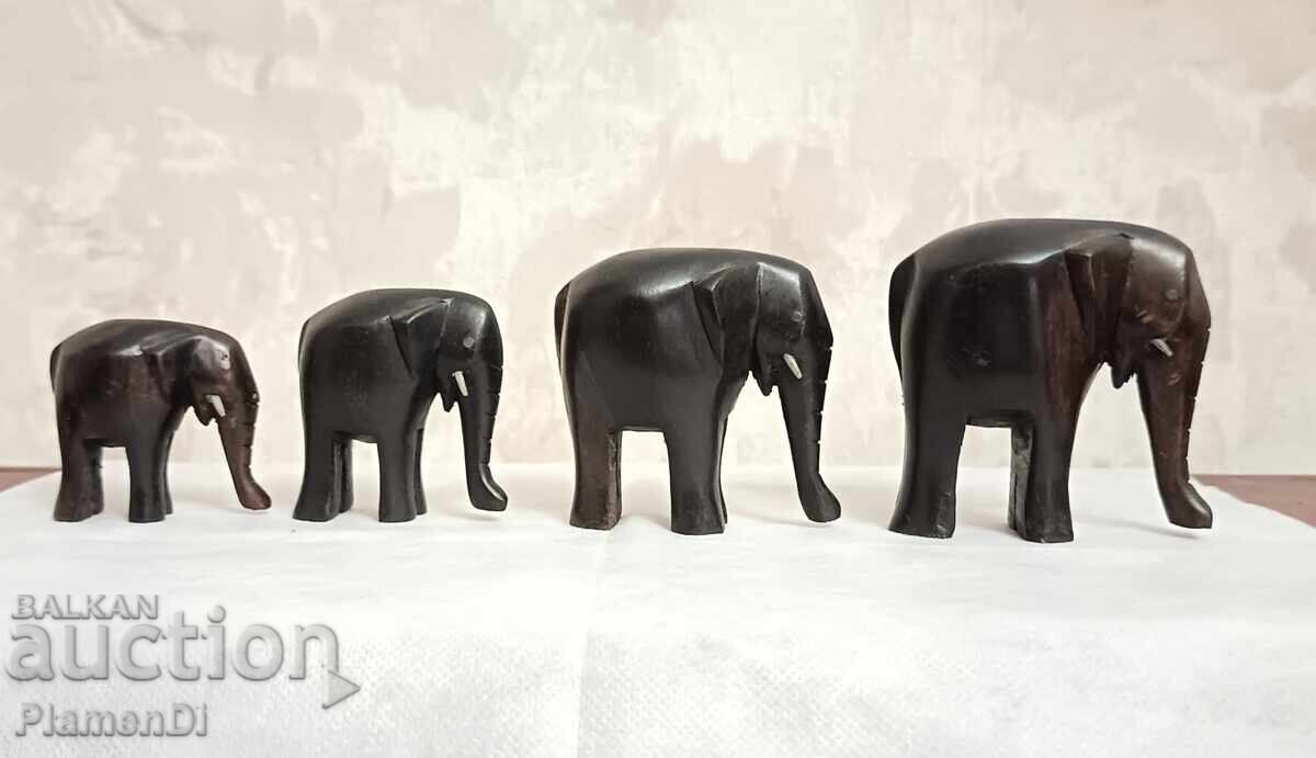 Лот от дървени, ръчно резбовани фигурки на слонове. Лот от дървени, ръчно резбовани фигурки на слонове.