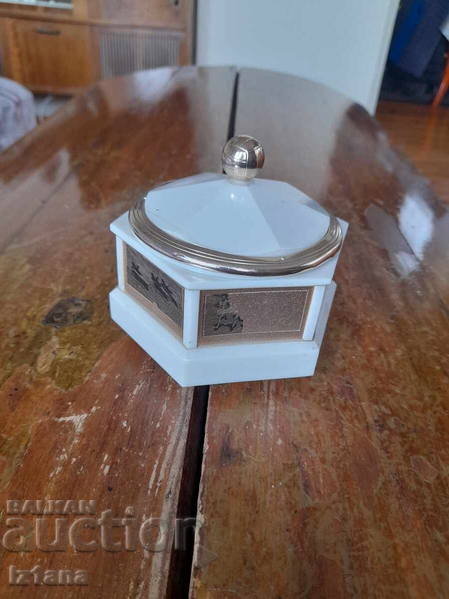 Old music box for jewelry with price 33.00 BGN | € 16.87