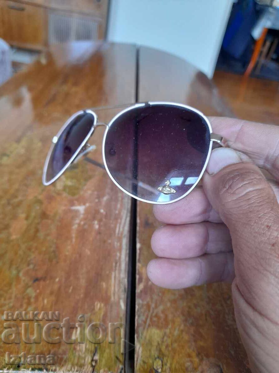 Ochelari de soare vintage Vivienne Westwood cu preț 65.00 BGN | € 33.23