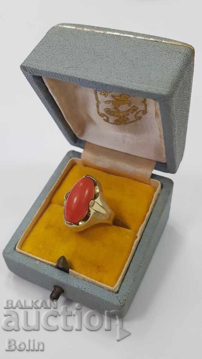 Inel vintage de damă din aur cu coral roșu - 8 carate cu preț € 190.00 | 371.61 BGN Inel vintage de damă din aur cu coral roșu - 8 carate cu preț € 190.00 | 371.61 BGN