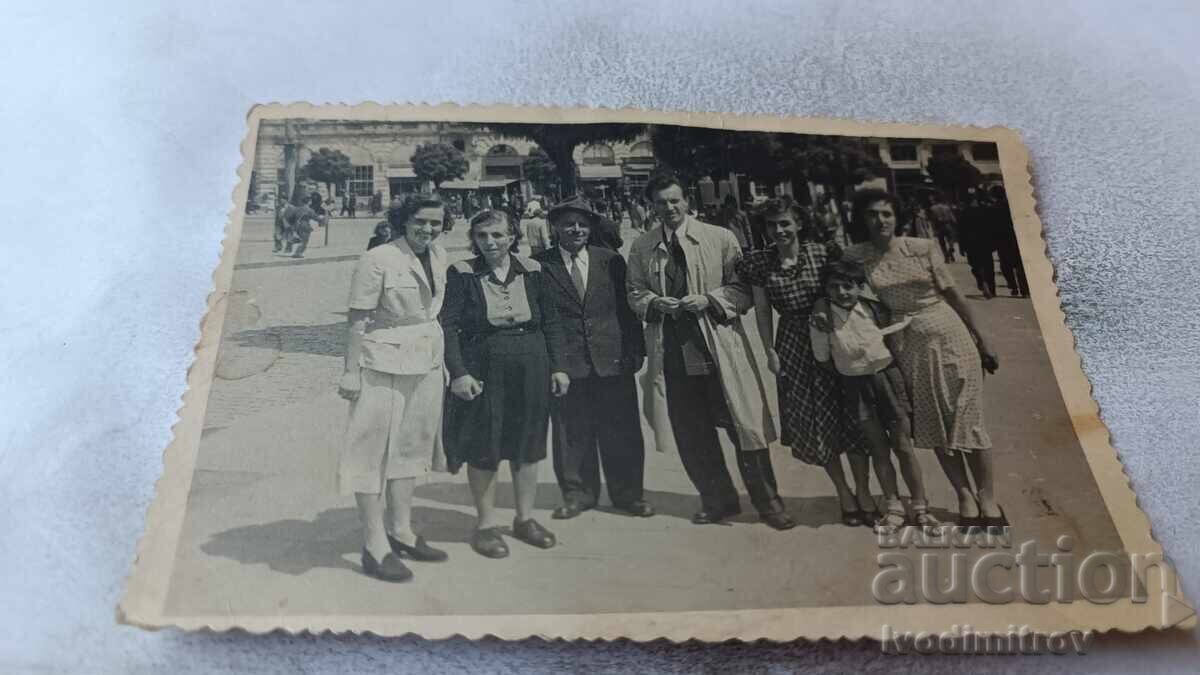 Снимка София Мъже жени и момче на улицата