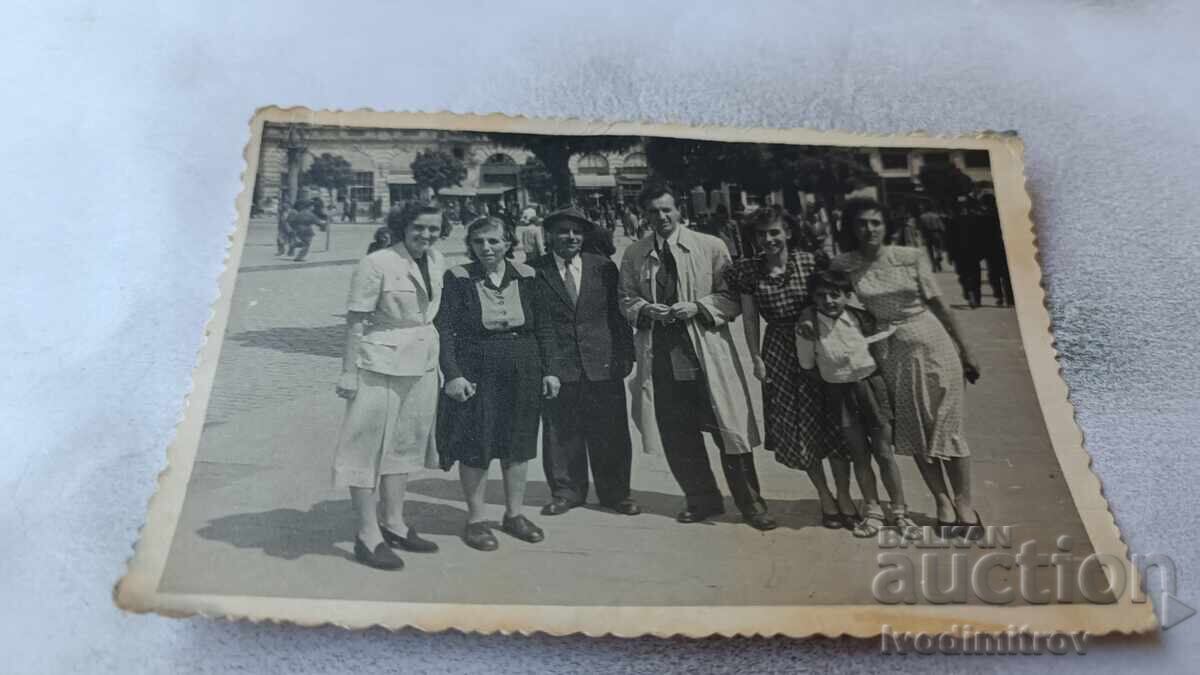 Снимка София Мъже жени и момче на улицата 1951 Снимка София Мъже жени и момче на улицата 1951