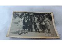 Fotografie Sofia Bărbați femei și băiat pe stradă 1951