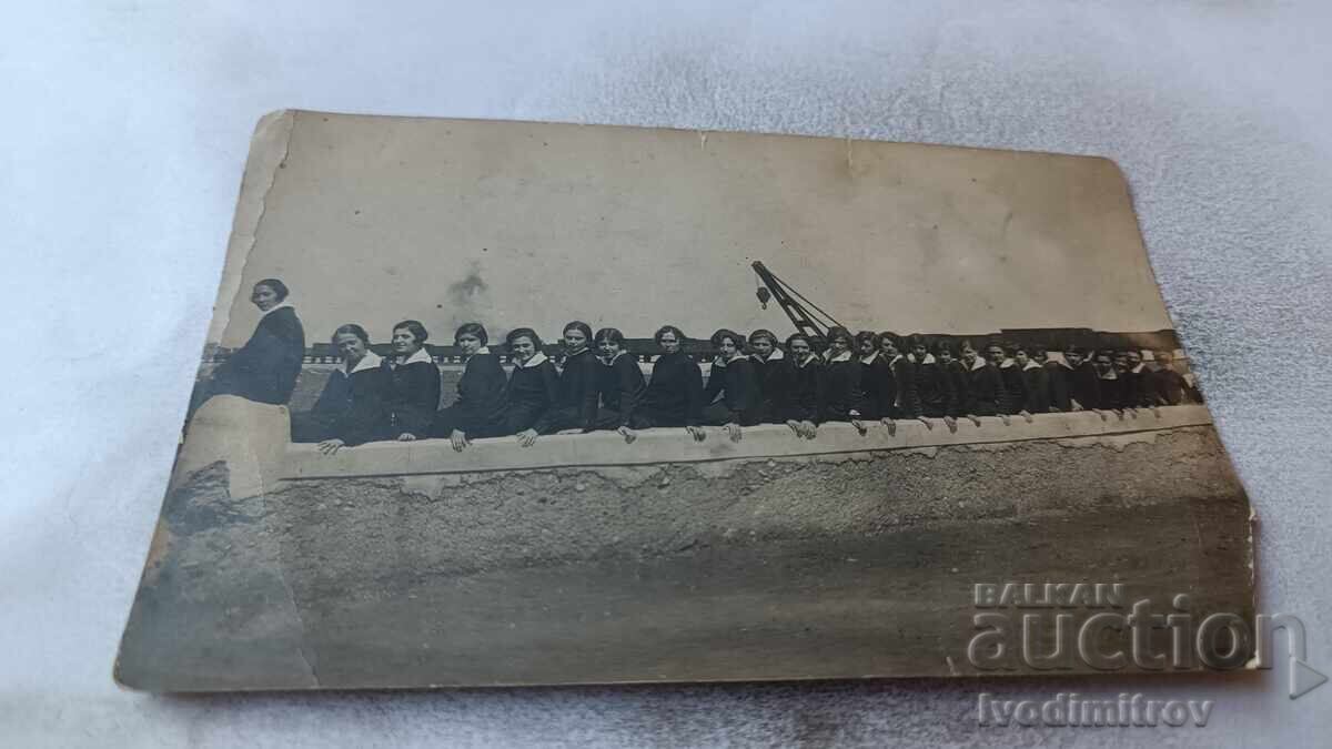 Φωτογραφία Σόφιας, μαθήτριες καθισμένες στην προβλήτα, 1927