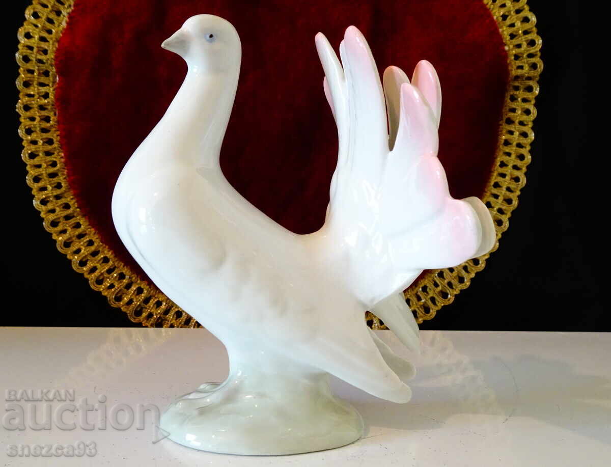 Porcelain figurine, figure Dove by Lippelsdorf 1877 with price 56.00 BGN | € 28.63 Porcelain figurine, figure Dove by Lippelsdorf 1877 with price 56.00 BGN | € 28.63